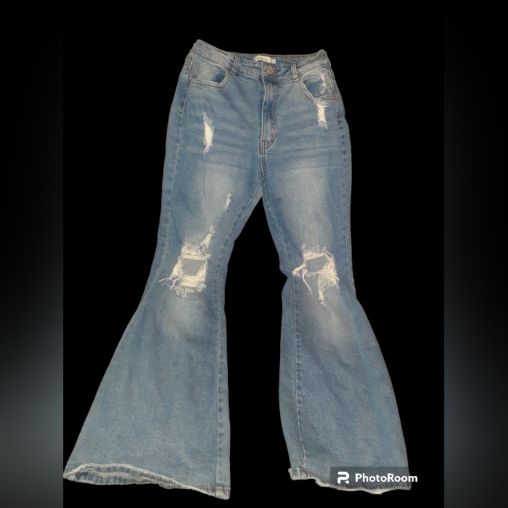 Womens size 5 Rue 21 Jeans. Flare bottoms. Holes come that way in jeans